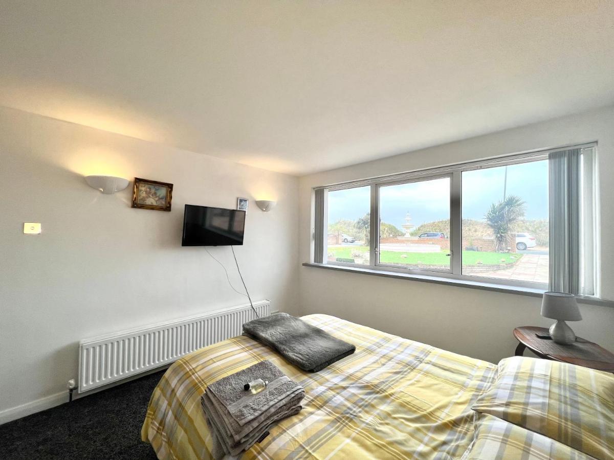 Beach Front Apartment With Free Parking, St Annes 莱瑟姆-圣安妮 外观 照片