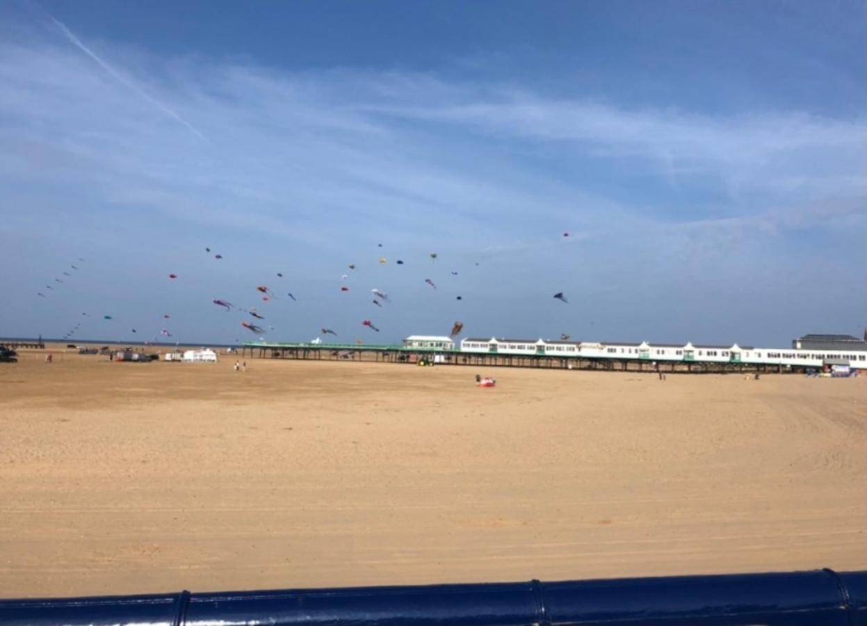 Beach Front Apartment With Free Parking, St Annes 莱瑟姆-圣安妮 外观 照片